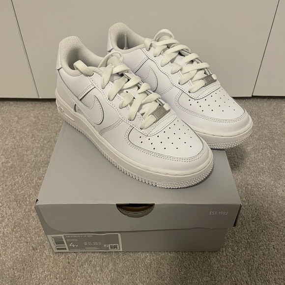Nike Air Force 1 - All White - Picture 1 of 6